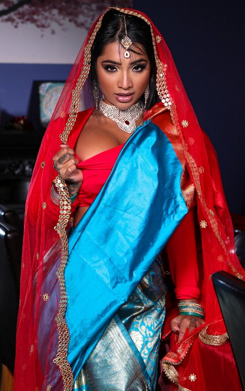 Yasmina Khan